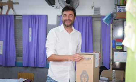 El concejal Juan Monteverde emitió su voto este domingo en la Escuela N° 6397 San José de Calasanz de Rosario.