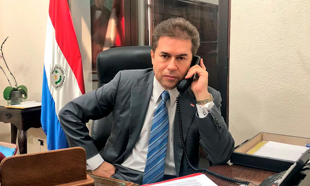 El ministro de Comercio de Paraguay, Luis Castiglioni, afirmó que le gustaría construir una muralla en la frontera entre su país y Argentina, con la intención de frenar el contrabando ilegal. El ministro de Comercio de Paraguay, Luis Castiglioni, afirmó que le gustaría construir una muralla en la frontera entre su país y Argentina, con la intención de frenar el contrabando ilegal.