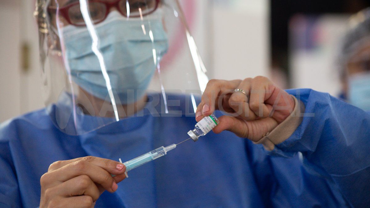 Son varios los países que adoptaron la estrategia de diferir la segunda dosis de la vacuna contra el coronavirus.&nbsp;