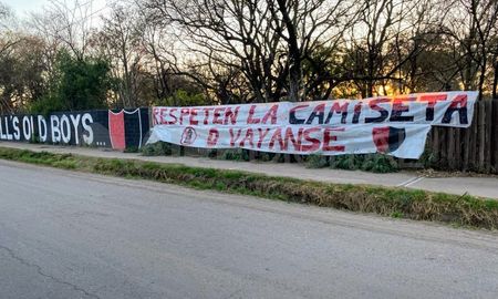 Esta es la bandera con amenazas contra el plantel que colgaron en el predio de Bella Vista, donde entrena Newells. Esta es la bandera con amenazas contra el plantel que colgaron en el predio de Bella Vista, donde entrena Newells.