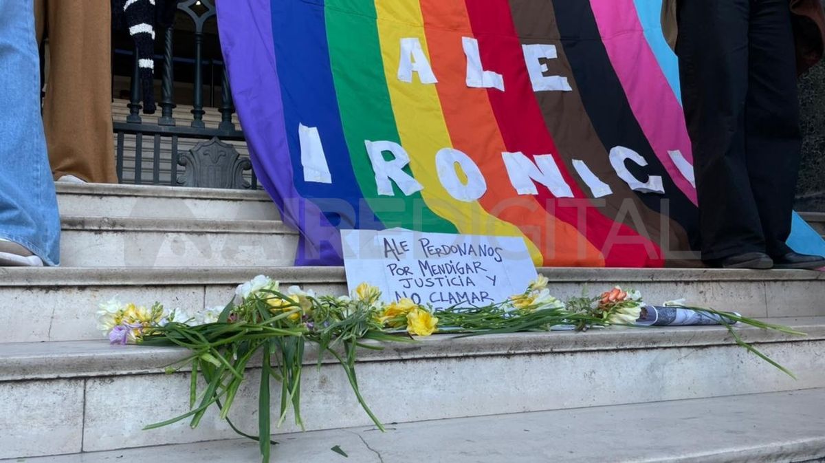 Uno de los tantos mensajes que la gente dejó en las escalinatas de Tribunales.