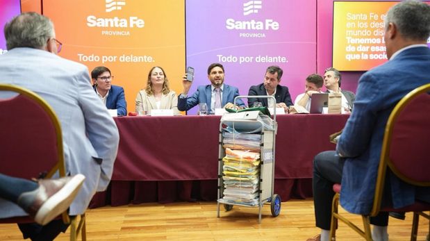 El gobernador Maximiliano Pullaro mostró un carro con el que, hasta el inicio de la gestión, se trasladaban expedientes en papel. “Hoy eso lo reemplazamos por ésto”, dijo mostrando el celular.