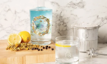 Con un precio de U$S 48 por botella, la bebida, que se puso a la venta este lunes, está infusionada a partir de 12 plantas recolectadas a mano en el palacio de Buckingham, incluidas hojas de moreras, bayas de espino y laurel. Con un precio de U$S 48 por botella, la bebida, que se puso a la venta este lunes, está infusionada a partir de 12 plantas recolectadas a mano en el palacio de Buckingham, incluidas hojas de moreras, bayas de espino y laurel.
