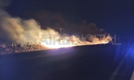 Un camión volcó y se prendió fuego sobre la ruta 11 Un camión volcó y se prendió fuego sobre la ruta 11