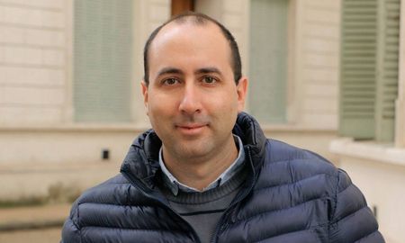 El consultor político Fernando Cerimedo, conocido por haber trabajado para el presidente Javier Milei, fue detenido en Santa Cruz de la Sierra, Bolivia, cuando intentaba abordar un vuelo con destino a la Argentina.