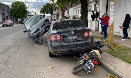 Un auto perdió el control, chocó, se montó por encima de otro que se encontraba estacionado y, por el impulso, colisionaron contra una motociclista. Un auto perdió el control, chocó, se montó por encima de otro que se encontraba estacionado y, por el impulso, colisionaron contra una motociclista.