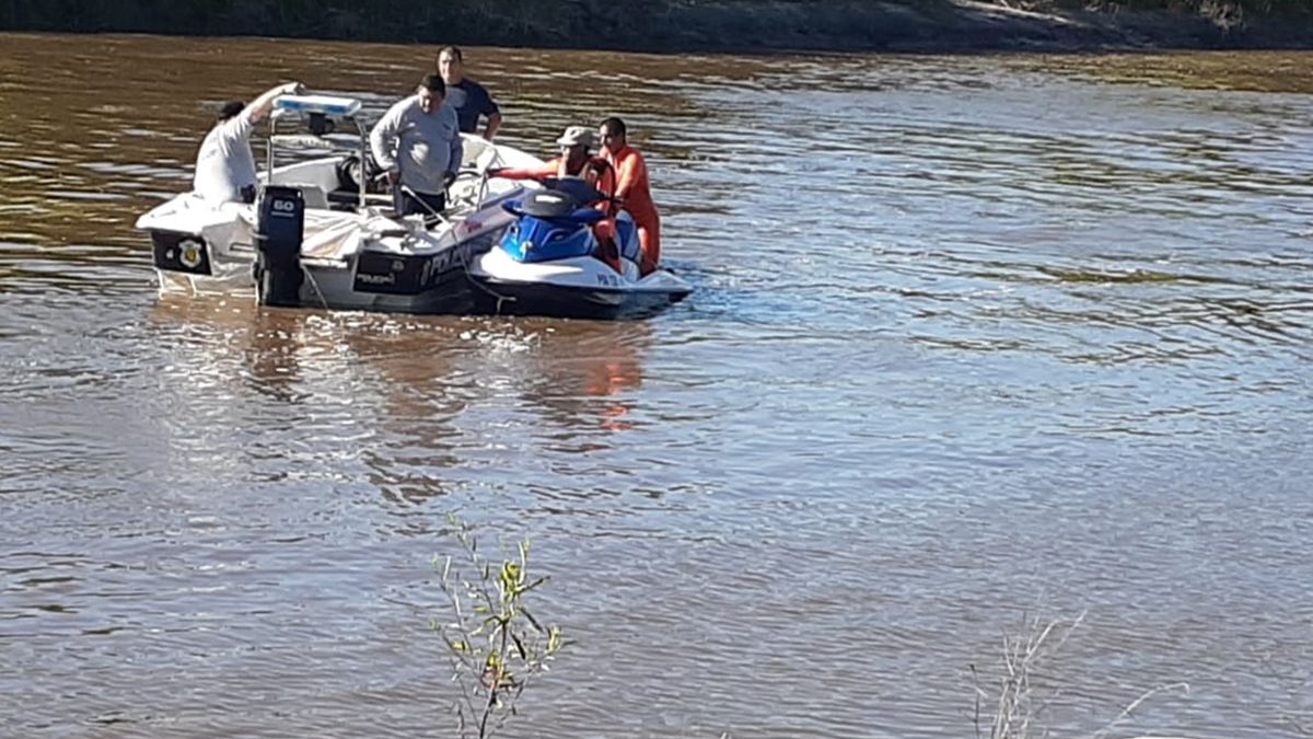 Este lunes personal policial y de Buzos Tácticos de Santa Fe encontraron los cuerpos de dos personas ahogadas en aguas del río Salado.