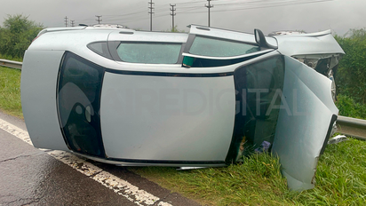 Cuál es el estado de salud de la conductora atrapada en el auto volcado sobre Circunvalación Oeste