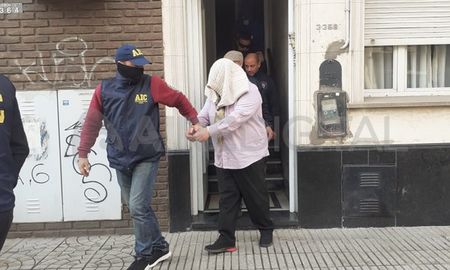 El hombre fue detenido en San Jerónimo al 3300, en pleno macrocentro santafesino. El hombre fue detenido en San Jerónimo al 3300, en pleno macrocentro santafesino.