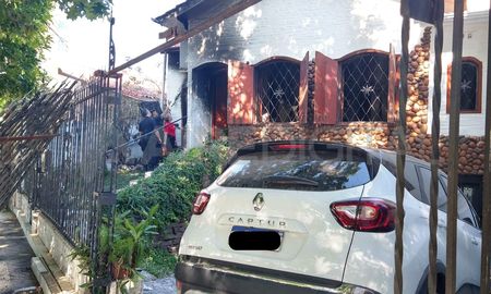Esta mañana se realizaban pericias en la casa incendiada para determinar las causas del incendio. Esta mañana se realizaban pericias en la casa incendiada para determinar las causas del incendio.