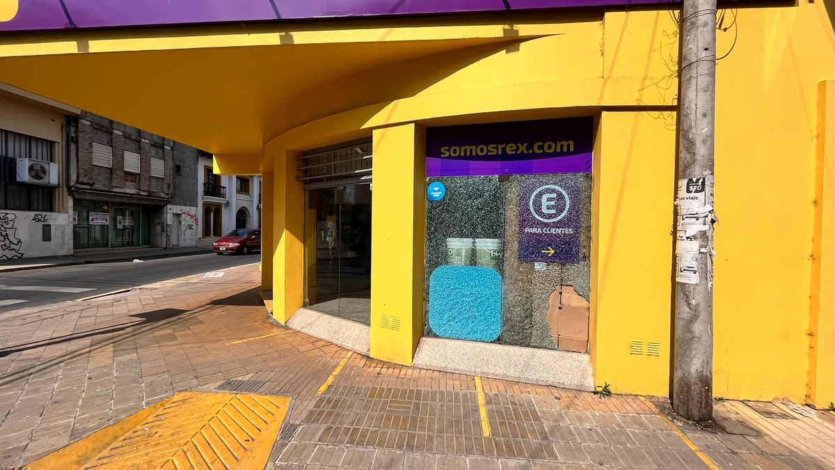 La pinturería está ubicada en la intersección de 4 de Enero y Tucumán, en pleno centro santafesino. La pinturería está ubicada en la intersección de 4 de Enero y Tucumán, en pleno centro santafesino.