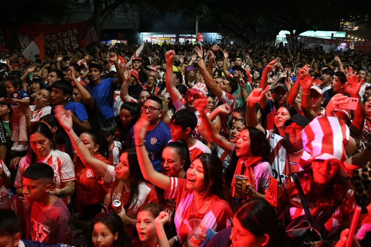 Gran marco de público en la previa. Gran marco de público en la previa.