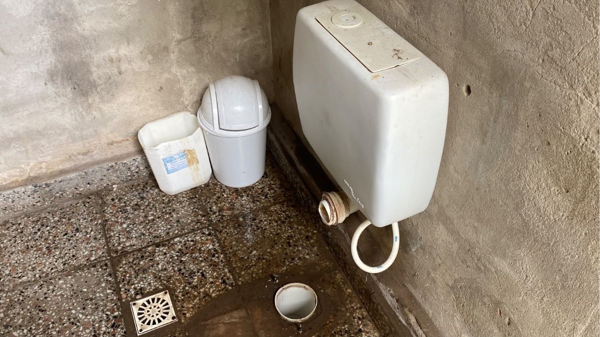 El primer robo ocurrió durante la madrugada del día anterior, cuando los delincuentes rompieron el techo de los baños y se llevaron un inodoro, una pileta, la caja de la cadena, caños y cables. El primer robo ocurrió durante la madrugada del día anterior, cuando los delincuentes rompieron el techo de los baños y se llevaron un inodoro, una pileta, la caja de la cadena, caños y cables.