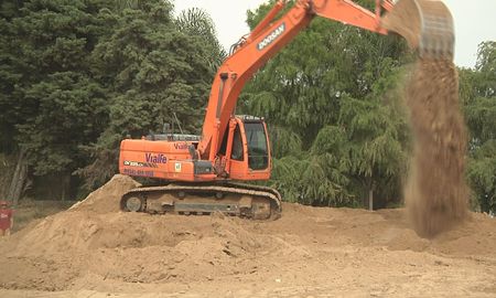 Los dueños del predio advierten que estos trabajos se están realizando sin autorización en una zona de riesgo hídrico. Los dueños del predio advierten que estos trabajos se están realizando sin autorización en una zona de riesgo hídrico.