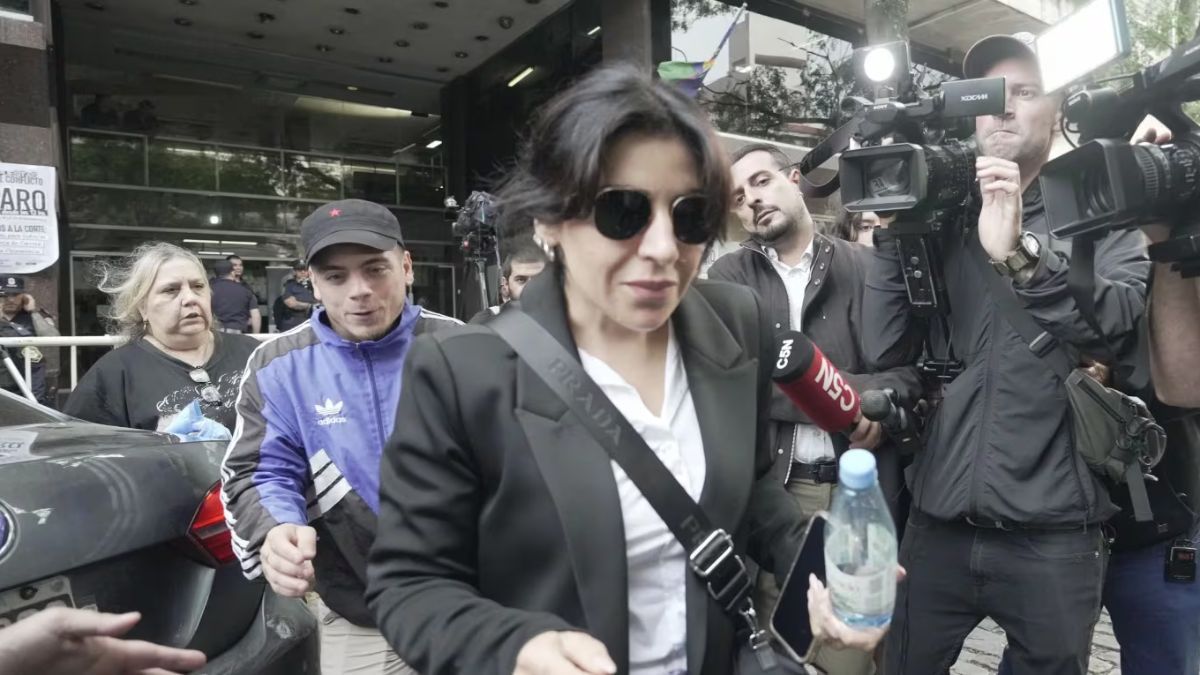 Gianinna Maradona aseguró que su padre se comunica con ella a través de señales en la radio de su auto. Gianinna Maradona aseguró que su padre se comunica con ella a través de señales en la radio de su auto.