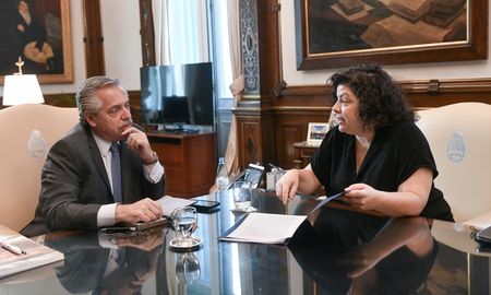 La ministra de Salud Carla Vizzotti, advirtió sobre el incremento en la cantidad de contagios de Covid-19 e instó a la población a aplicarse los refuerzos de las vacunas. La ministra de Salud Carla Vizzotti, advirtió sobre el incremento en la cantidad de contagios de Covid-19 e instó a la población a aplicarse los refuerzos de las vacunas.