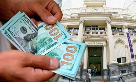 El dólar blue registró una fuerte suba este lunes y superó la barrera de los $550. El dólar blue registró una fuerte suba este lunes y superó la barrera de los $550.
