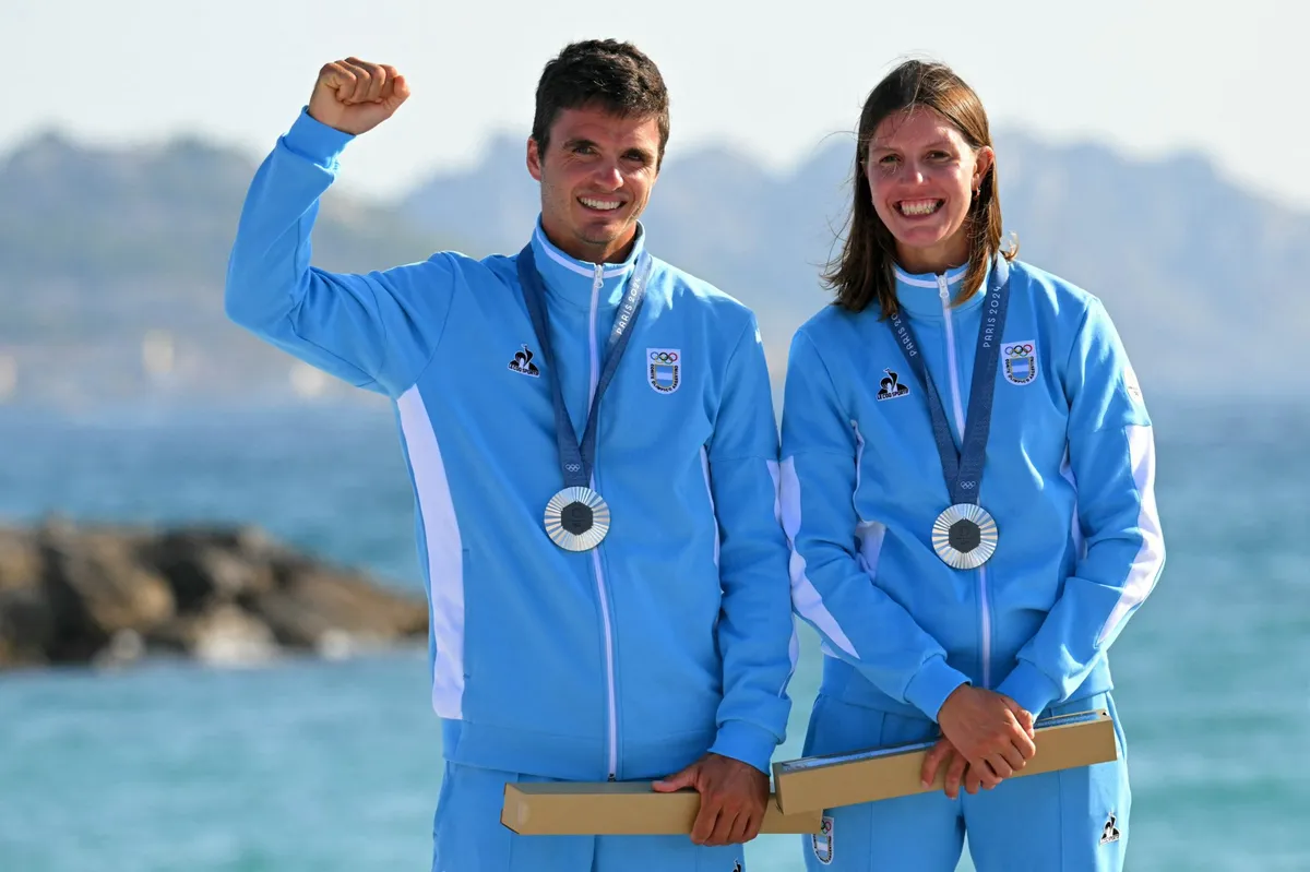 La dupla Majdalani- Bosco, posando con la medalla de plata. La dupla Majdalani- Bosco, posando con la medalla de plata.