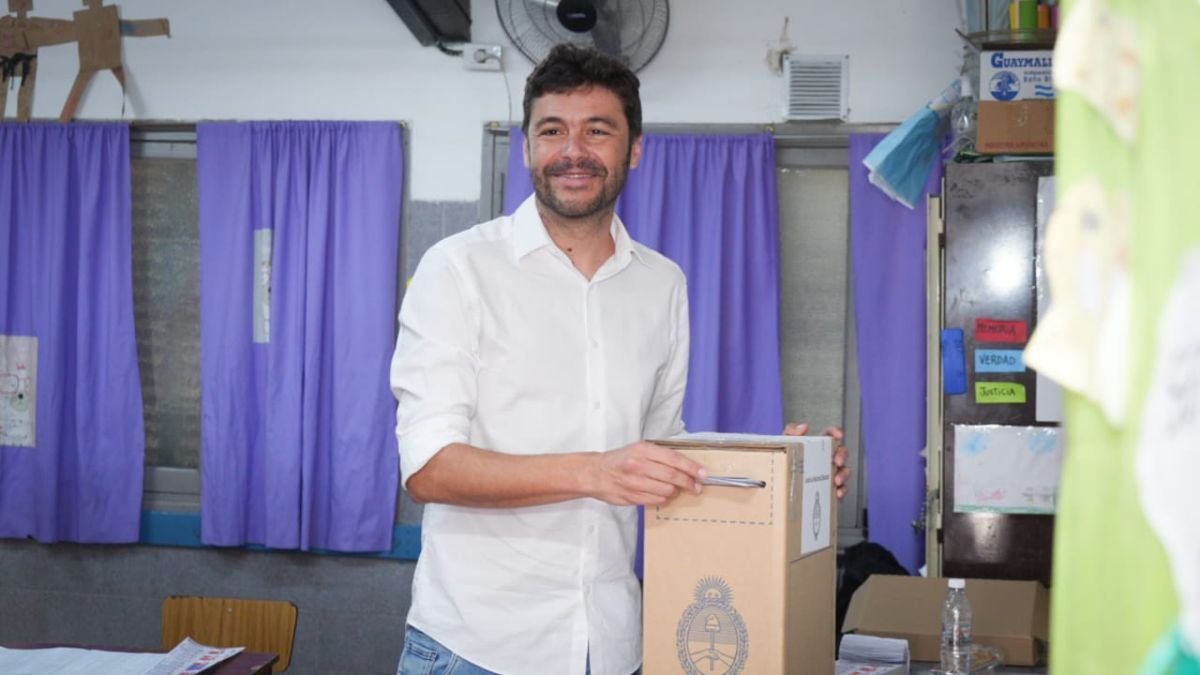 El concejal Juan Monteverde emitió su voto este domingo en la Escuela N° 6397 San José de Calasanz de Rosario.