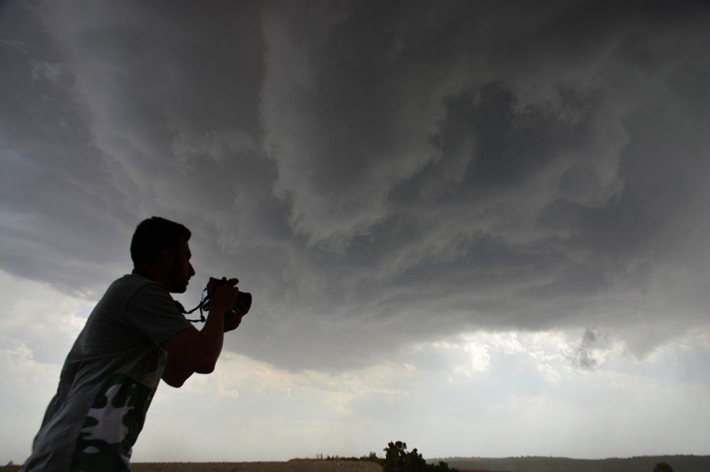 Cuando Mancebo sabe que llueve, agarra varios trípodes, cámaras fotográficas y de video y sale con su auto.