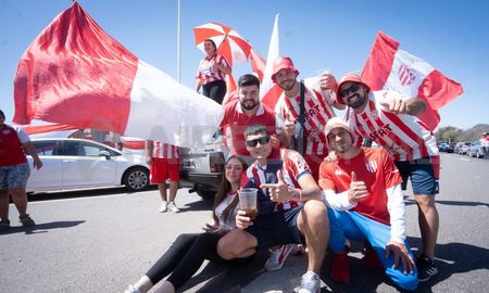 Desde la puerta de Casasol, los hinchas apoyaron al plantel tatengue. Desde la puerta de Casasol, los hinchas apoyaron al plantel tatengue.