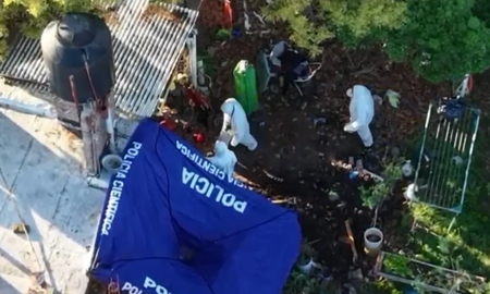 Los cuerpos fueron hallados en un pozo ciego en una casa de Florencio Varela, mientras la investigación continúa bajo estricto control judicial.