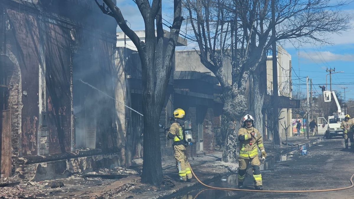 El incendio en Totoras, Santa Fe, fue provocado por la explosión de tanques de gasoil en un galpón. El incendio en Totoras, Santa Fe, fue provocado por la explosión de tanques de gasoil en un galpón.