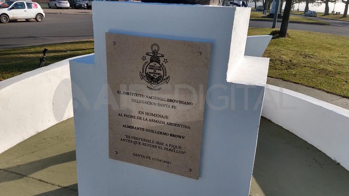 La placa fue donada por el Instituto Nacional Browniano.