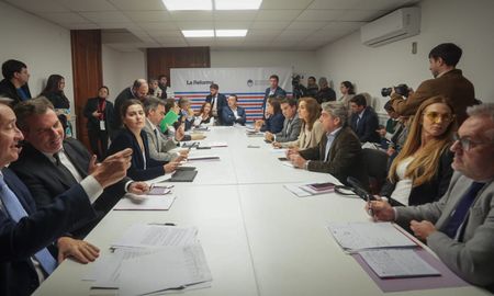 La convención reformadora de la Constitución de Santa Fe aprobó este miércoles la conformación de las comisiones temáticas de trabajo. La convención reformadora de la Constitución de Santa Fe aprobó este miércoles la conformación de las comisiones temáticas de trabajo.