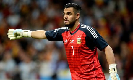 Chiquito Romero aceptó la oferta de Riquelme y se incorpora a Boca. Chiquito Romero aceptó la oferta de Riquelme y se incorpora a Boca.