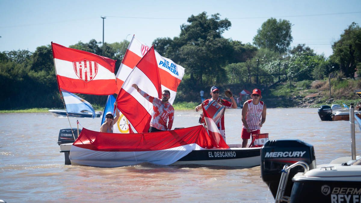 Las embarcaciones con hinchas de Unión. Las embarcaciones con hinchas de Unión.