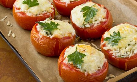 Con esta receta original, podrás preparar tomates rellenos de ensalada de arroz que te encantarán. Con esta receta original, podrás preparar tomates rellenos de ensalada de arroz que te encantarán.