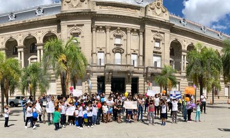 El martes al mediodía los Padres Organizados se movilizaron frente a la Casa de Gobierno de Santa Fe. El martes al mediodía los Padres Organizados se movilizaron frente a la Casa de Gobierno de Santa Fe.