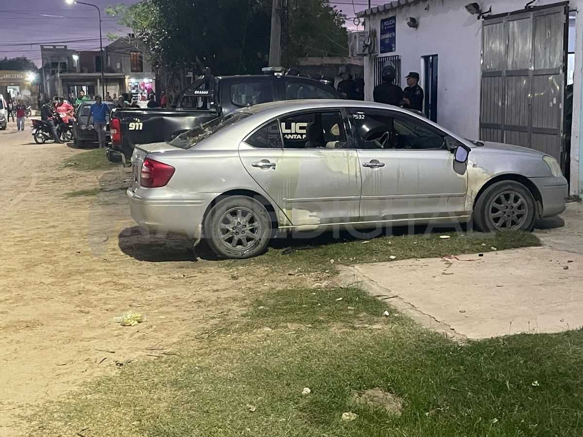 El auto en el que circulaban los detenidos fue destrozado por los vecinos de Alto Verde. El auto en el que circulaban los detenidos fue destrozado por los vecinos de Alto Verde.