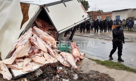 Un camión que transportaba ocho mil kilos de carne volcó en el acceso sur a Rosario, en un supuesto intento de robo. La policía disparó contra los vecinos que se acercaron al lugar y querían llevarse la mercadería. Un camión que transportaba ocho mil kilos de carne volcó en el acceso sur a Rosario, en un supuesto intento de robo. La policía disparó contra los vecinos que se acercaron al lugar y querían llevarse la mercadería.