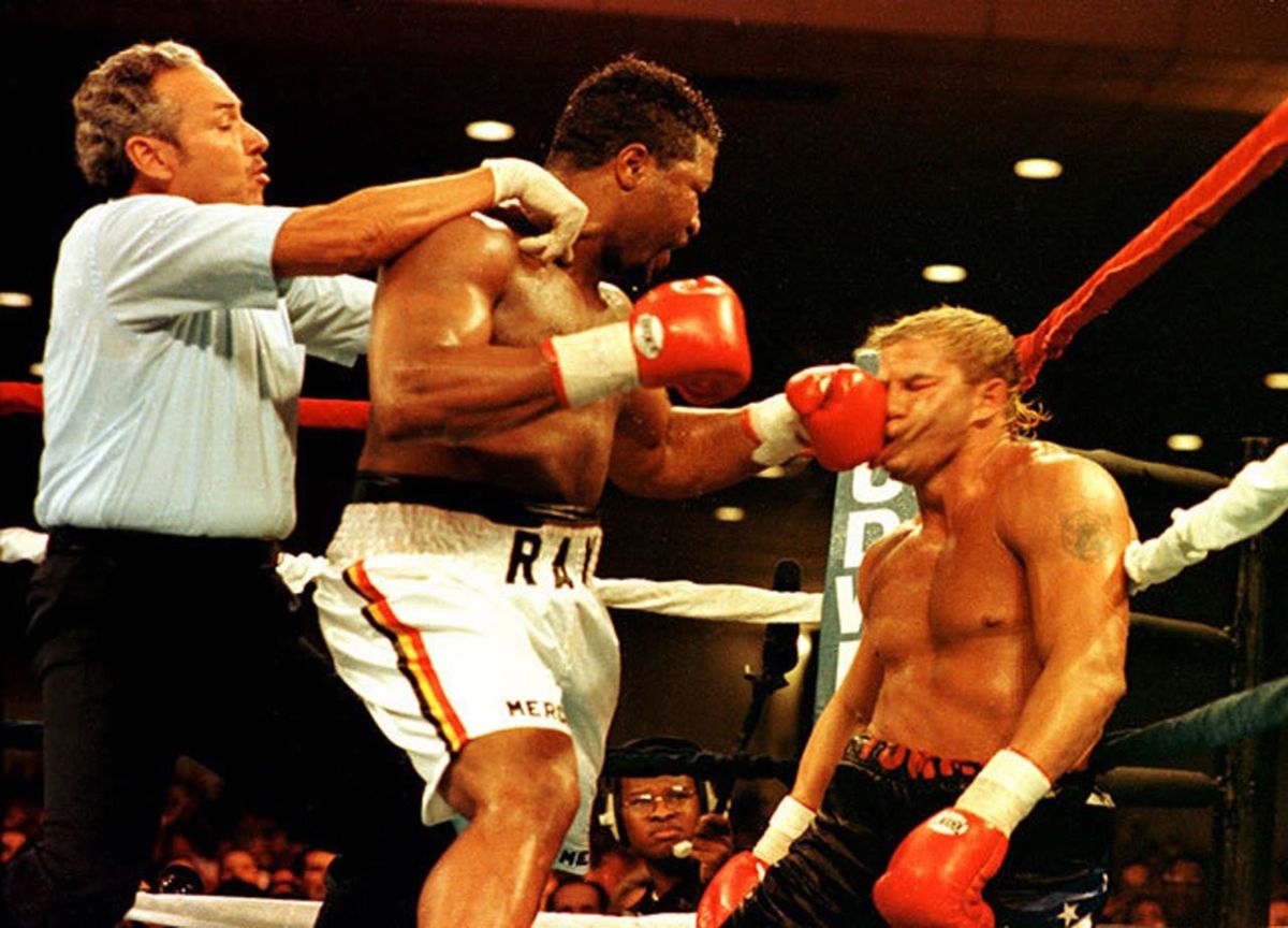 La primera chance de Morrison de ceñirse la corona pesada llegaría en 1991, a los 22 años. El 18 de octubre, en el Jim Whelan Boardwalk Hall de Atlantic City, su sueño se hizo trizas en el 5º round cuando fue noqueado espectacularmente por Ray Mercer (foto), quien retuvo su cetro OMB por primera vez y, además, lo dejó sin invicto. La primera chance de Morrison de ceñirse la corona pesada llegaría en 1991, a los 22 años. El 18 de octubre, en el Jim Whelan Boardwalk Hall de Atlantic City, su sueño se hizo trizas en el 5º round cuando fue noqueado espectacularmente por Ray Mercer (foto), quien retuvo su cetro OMB por primera vez y, además, lo dejó sin invicto.