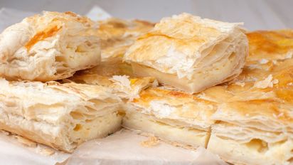 Hojaldres de queso caseros y crocantes: la receta exprés que se hace con pocos ingredientes