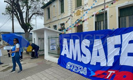 Los maestros públicos nucleados en el gremio de Amsafé llevaron a cabo una jornada de protesta en toda la provincia en rechazo a la política salarial del gobierno. Los maestros públicos nucleados en el gremio de Amsafé llevaron a cabo una jornada de protesta en toda la provincia en rechazo a la política salarial del gobierno.