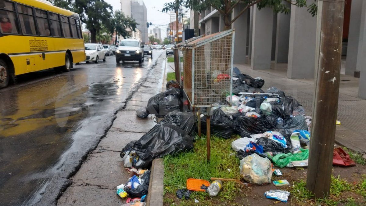 Los vecinos aseguran que hace dos semanas sucedió exactamente lo mismo con la recolección de los residuos en la puerta del edificio.