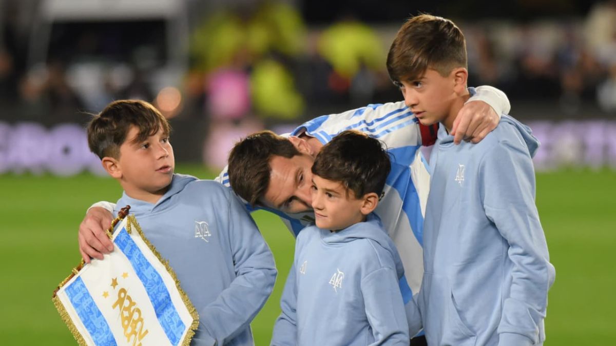 Messi junto a Thiago, Ciro y Mateo. Messi junto a Thiago, Ciro y Mateo.