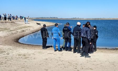 Gran despliegue en la laguna donde este domingo se ahogó una familia oriunda de Colastiné Norte. Gran despliegue en la laguna donde este domingo se ahogó una familia oriunda de Colastiné Norte.