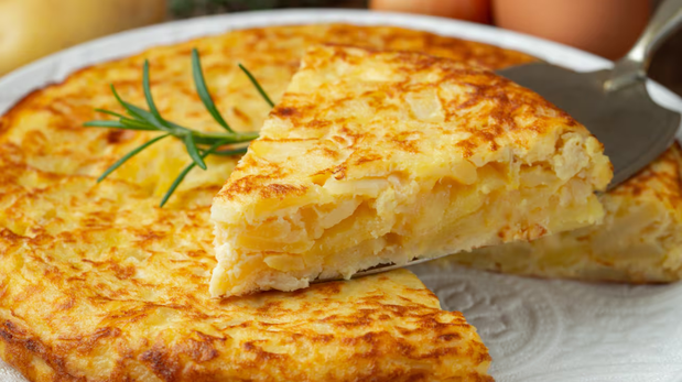 Cómo hacer la tortilla perfecta: dorada por fuera y jugosa por dentro
