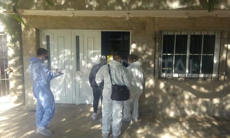 Peritos e investigadores en el ingreso a la vivienda donde ocurrió el violento y sangriento asesinato de los hermanos Coria. Peritos e investigadores en el ingreso a la vivienda donde ocurrió el violento y sangriento asesinato de los hermanos Coria.