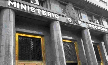 En una economía que transita un contexto muy adverso, el presidente Fernández y sus colaboradores analizan la profundidad de los cambios. En una economía que transita un contexto muy adverso, el presidente Fernández y sus colaboradores analizan la profundidad de los cambios.