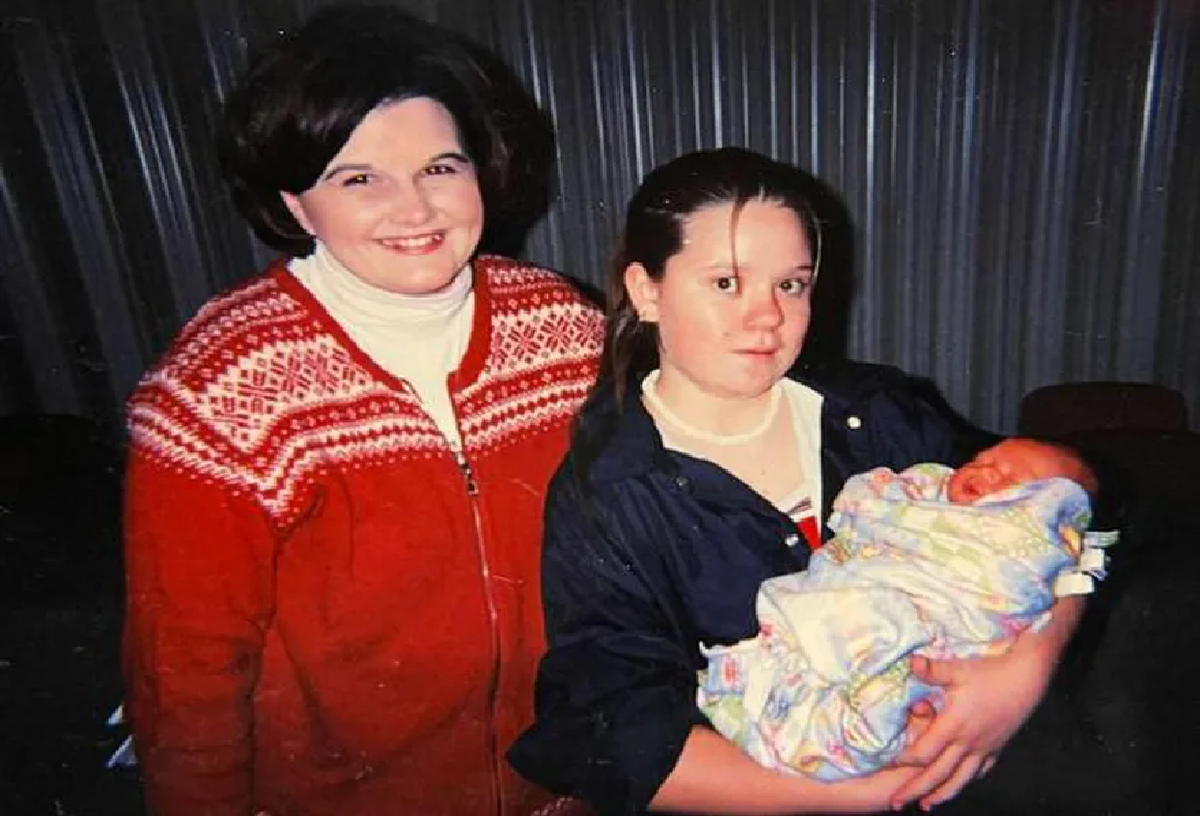 Holly fue madre a los 16 años y dio en adopción a su hijo