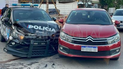 Fuerte choque entre un patrullero y un auto particular en pleno Bulevar Pellegrini
