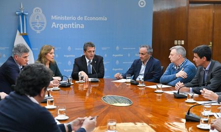 El gobierno nacional cederá impuestos a favor de las petroleras para que no haya más impacto en el bolsillo de la gente. El gobierno nacional cederá impuestos a favor de las petroleras para que no haya más impacto en el bolsillo de la gente.
