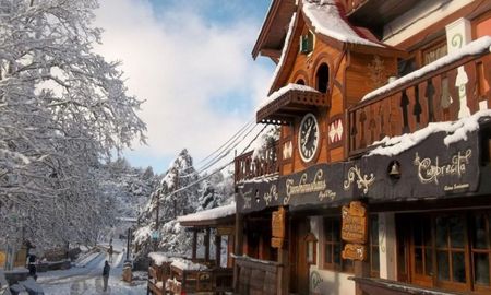 Por cada 100 metros de ascenso en las sierras, la temperatura baja aproximadamente 0,6°C; esa diferencia garantiza nieve en el pueblo mientras en las zonas bajas solo llueve. Por cada 100 metros de ascenso en las sierras, la temperatura baja aproximadamente 0,6°C; esa diferencia garantiza nieve en el pueblo mientras en las zonas bajas solo llueve.