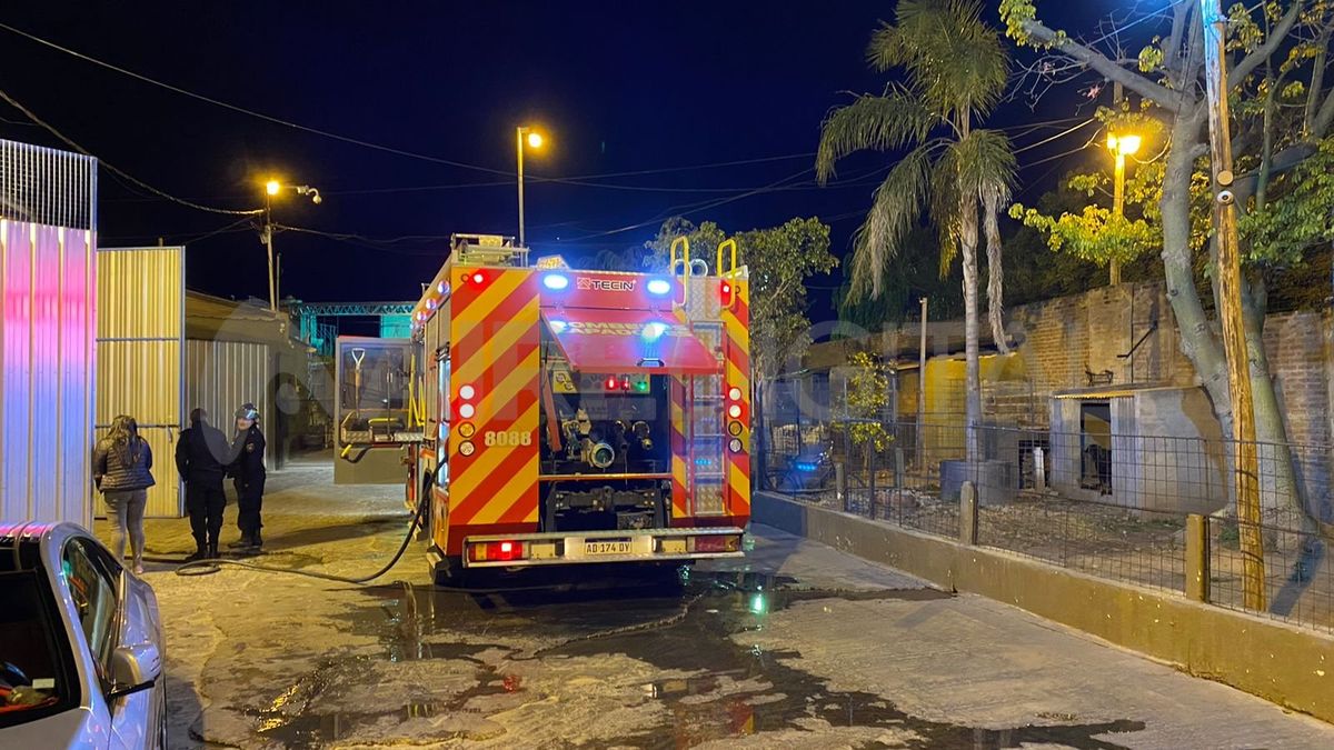 Personal de bomberos zapadores controló el incendio que se originó en el interior de la vivienda.
