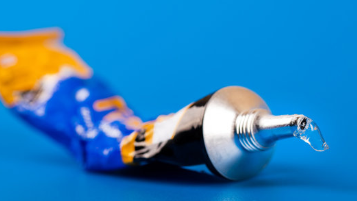 Se aplicó pegamento en los genitales para evitar un embarazo y murió: la tragedia más insólita